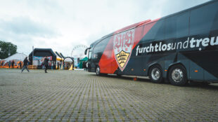 Wie jedes Jahr durfte der VfB-Bus inkl. Merchandise-Verkauf auf dem Kesselfestival nicht fehlen. (Foto: STUGGI.TV)