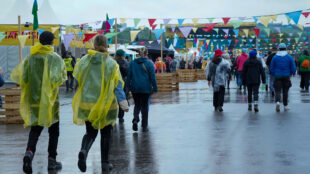 Mit Regencape und Hut war man am Wochenende auf dem Kesselfestival gut beraten. (Foto: STUGGI.TV)
