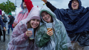 Die Besucher des Kesselfestivals folgten dem Credo "kein falsches Wetter, nur falsche Kleidung". (Foto: STUGGI.TV)