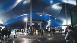Die Flucht vor dem Regen unter dem Dach der neuen Palastzeltbühne auf dem Kesselfestival (Foto: STUGGI.TV)
