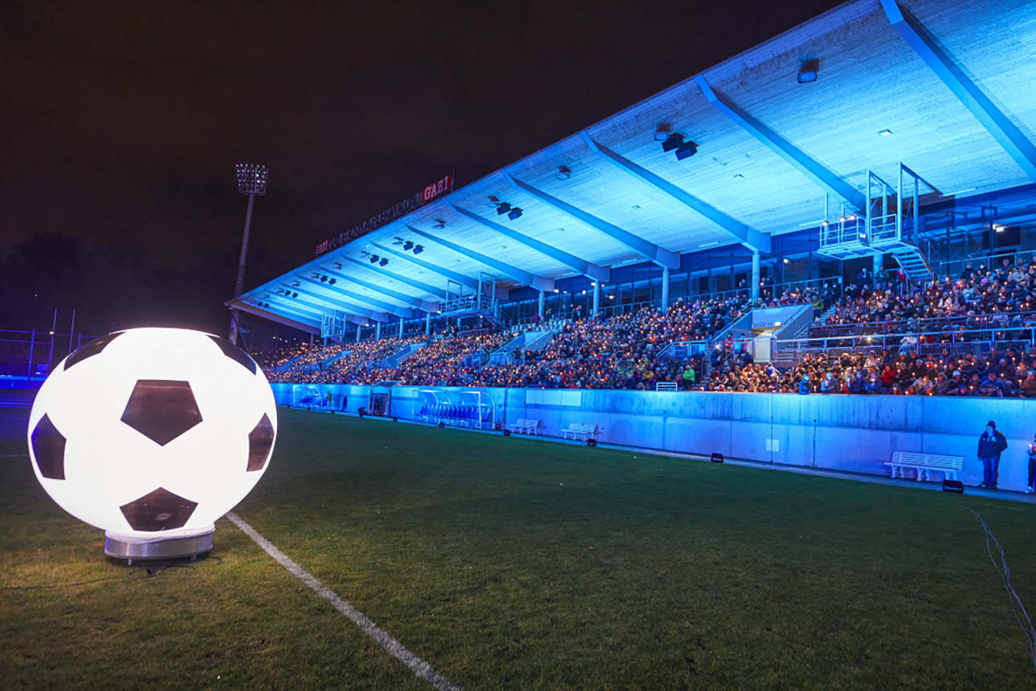 Stuttgarter Weihnachtssingen Im GAZi-Stadion - STUGGI.TV